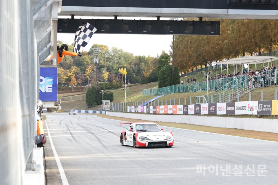2일 2025 오네(O-NE) 슈퍼레이스 챔피언십 최종전(9라운드)이 열린 경기도 용인 에버랜드 스피드웨이에서 토요타 가주 레이싱 6000 클래스에 출전한 이창욱 선수의 24번 경주차가 1위로 체커기를 받으며 결승선을 통과하고 있다. (사진=황병우 기자)
