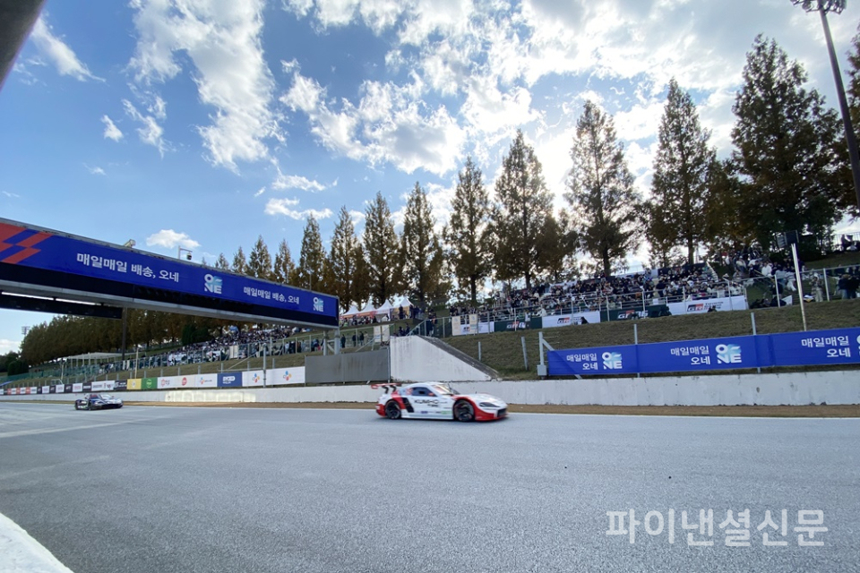 쌀쌀해진 날씨에도 많은 관중들이 2025 오네 슈퍼레이스 챔피언십 최종전이 열린 용인 에버랜드 스피드웨이 관중석을 가득 채웠다. (사진=황병우 기자)