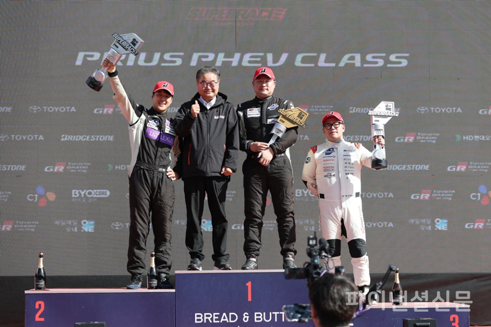 브리지스톤이 후원하는 2025 오네(O-NE) 슈퍼레이스 챔피언십 프리우스 PHEV 클래스 중 시즌 최종전에서 포디움에 오른 선수들이 기념사진을 촬영하고 있다. (왼쪽부터 2위 이율 선수, 시상에 참여한 콘야마 마나부 한국토요타자동차 대표이사 사장, 1위 강창원 선수, 3위 송형진 선수) (사진=황병우 기자)