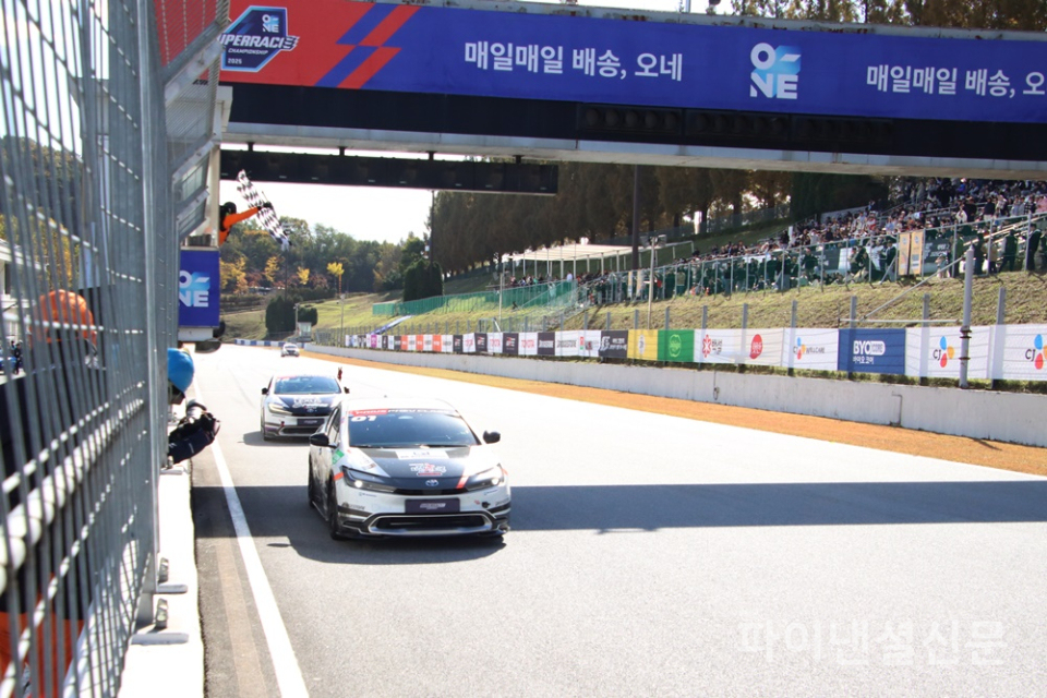 3일 에버랜드 스피드웨이에서 진행된 2025 오네(O-NE) 슈퍼레이스 챔피언십 프리우스 PHEV 클래스 최종전에서 강창원 선수의 01번 경주차가 1위로 체커기를 받으며 결승선을 통과하고 있다. (사진=황병우 기자)