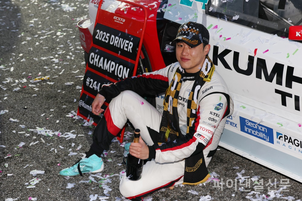 2일 오후 '2025 오네(O-NE) 슈퍼레이스 챔피언십' 종합 시상식에서 드라이버 챔피언을 차지한 금호SLM 이창욱 선수가 24번 경주차와 함께 포즈를 취하고 있다. (사진=황병우 기자)