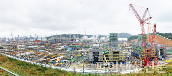 울산시 온산국가산업단지 내 S-OIL 샤힌 프로젝트 건설 현장. 에틸렌 생산을 위한 핵심설비인 크래킹히터(사진 오른쪽 시설물)가 도입되는 등 본격적인 설비 건설공사가 진행되고 있다. (사진=에쓰오일)