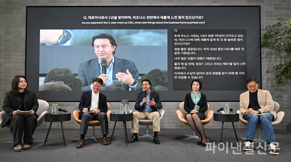 (왼쪽 두 번째부터) 글로벌사업관리본부 이영호 부사장, 호세 무뇨스 사장, HR본부 김혜인 부사장, 전동화에너지솔루션담당 김창환 부사장 (사진=현대차)