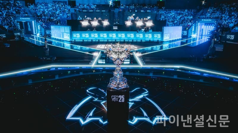 2025 LoL 월드 챔피언십 우승팀이 들어올릴 소환사의 컵 (사진=라이엇 게임즈)