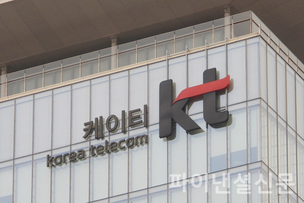 KT가 최근 발생한 무단 소액결제 피해 및 개인정보 유출에 대해 다시 한번 사과하고, 고객 보안 우려 해소를 위해 희망하는 전 고객 대상 유심 무상 교체를 시행한다. (사진=황병우 기자)