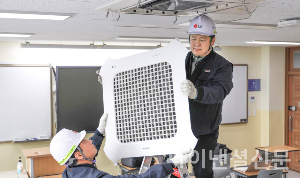 LG전자 시스템에어컨 유지보수를 담당하는 하이엠솔루텍 서비스 엔지니어들이 수능 시험장에 설치된 냉난방 시스템에어컨 작동 이상 유무를 점검하고 있다. (사진=하이엠솔루텍)