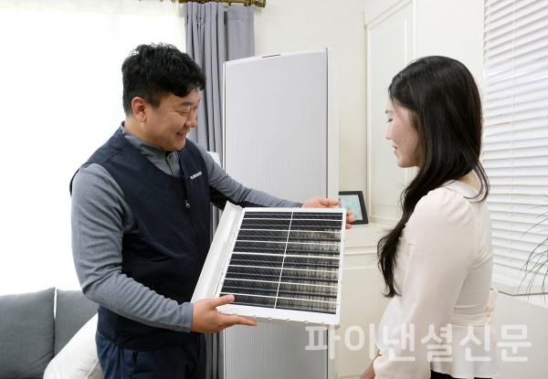 삼성전자서비스 엔지니어가 에어컨 필터 상태를 확인하는 모습 (사진=삼성전자서비스)