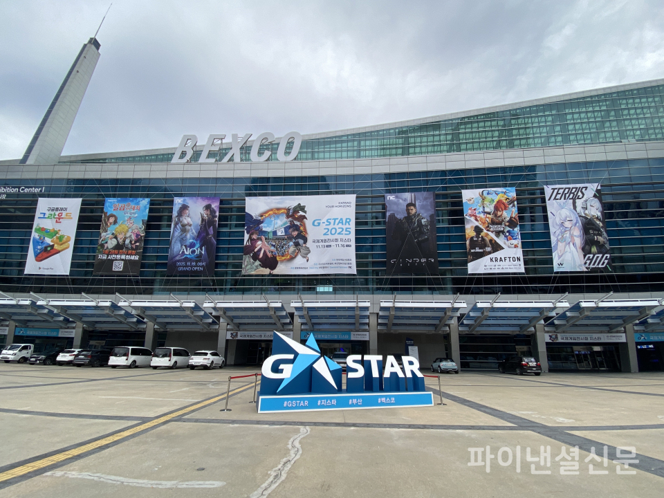 개막일 하루 전날인 12일 오후 지스타 2025 개막 준비에 한창인 부산 벡스코 1전시장 전경 (사진=황병우 기자)