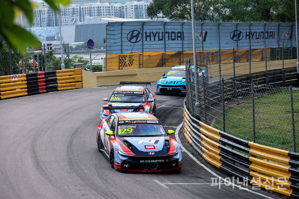 11월 13~16일 열린 '2025 TCR 월드투어' 마카오 대회에서 현대자동차 '더 뉴 엘란트라 N TCR(국내명 더 뉴 아반떼 N TCR)'이 주행하고 있는 모습 (사진=현대차)