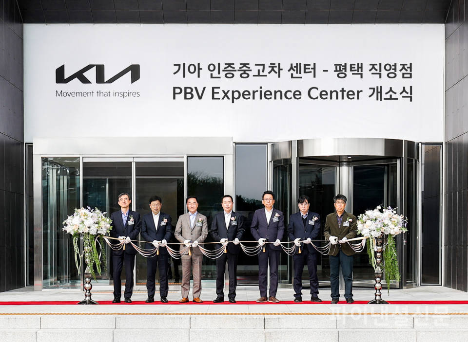 기아 인증중고차 센터 평택 직영점 및 PBV 익스피리언스 센터 개소식에 참석한 (왼쪽부터) 허노윤 한국도로공사 수도권 본부장, 윤호남 기아 경영지원3실장, 정장선 평택시장, 정원정 기아 국내사업본부장, 강정구 평택시의회 의장, 박근균 경기도 국제협력국장, 유승영 평택시의회 의원이 기념 촬영을 하고 있는 모습 (사진=기아)