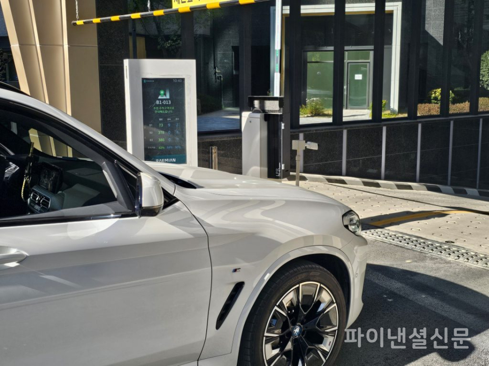 래미안 원페를라에 첫 적용된 ‘래미안 AI 주차장’에 차량이 진입하고 있다. 입출차 사이니지에 주차 최적 위치(층, 기둥번호)가 안내되는 모습. (사진=삼성물산)