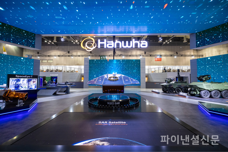 일산 킨텍스에서 열린 ADEX 2025 한화 부스에 전시된 한화시스템의 VLEO UHR SAR 위성 목업 (사진=한화시스템)