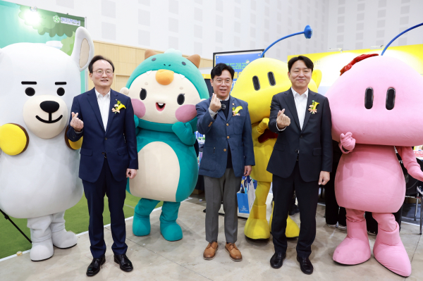 19일 대전컨벤션센터에서 열린 ‘2025 KB굿잡 대전일자리 페스티벌’에서 (왼쪽부터) 이환주 KB국민은행장, 김영훈 고용노동부 장관, 최성아 대전광역시 정무경제과학부시장이 기념촬영을 하고 있다. /사진=KB국민은행