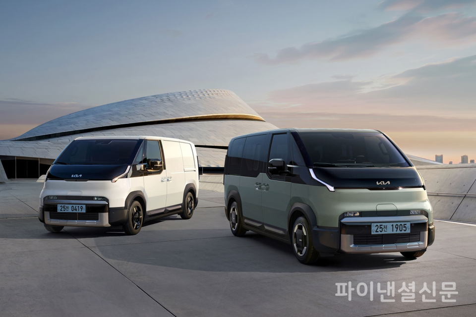 (왼쪽부터) PV5 카고 모델과 PV5 패신저 모델 (사진=기아)