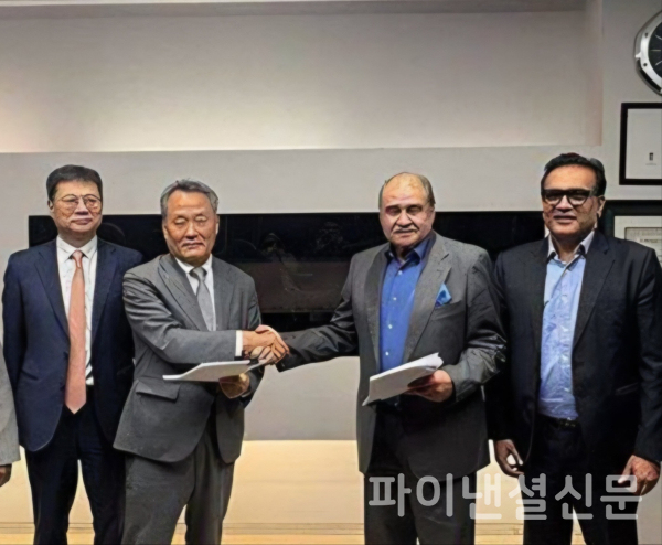 (왼쪽부터) 김경택 필맥스 대표이사, 우병익 필맥스 회장, 아쇼크 자이푸리아 코스모 퍼스트 회장, 판카지 포터 코스모 퍼스트 그룹 CEO 등이 합작법인 설립 계약 체결식에서 기념사진을 촬영하는 모습. (사진=필맥스)