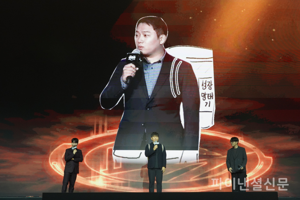 (왼쪽부터) 성승헌 캐스터, 윤명진 네오플 대표, 박종민 네오플 디렉터 등이 쇼케이스에서 지난 8월에 불거진 20주년 행사 취소 논란, 네오플 노사 갈등 등에 대해 사과하고 앞으로의 '던파' 서비스 비전을 밝히기도 했다. (사진=넥슨)