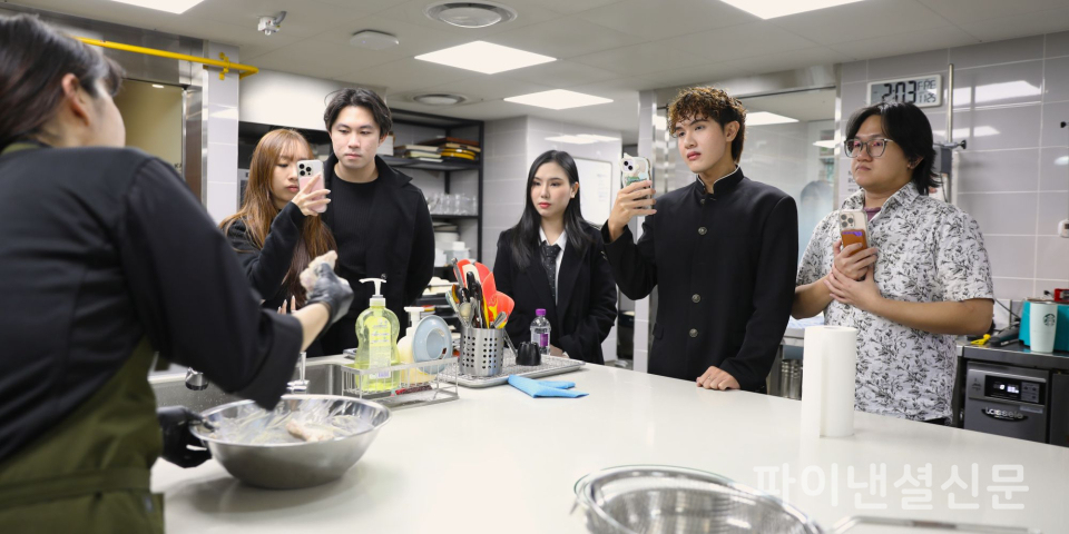 다이닝브랜즈그룹 R&D센터에서 해외 고객들이 뿌링클 시연을 구경하고 있다. (사진=bhc)