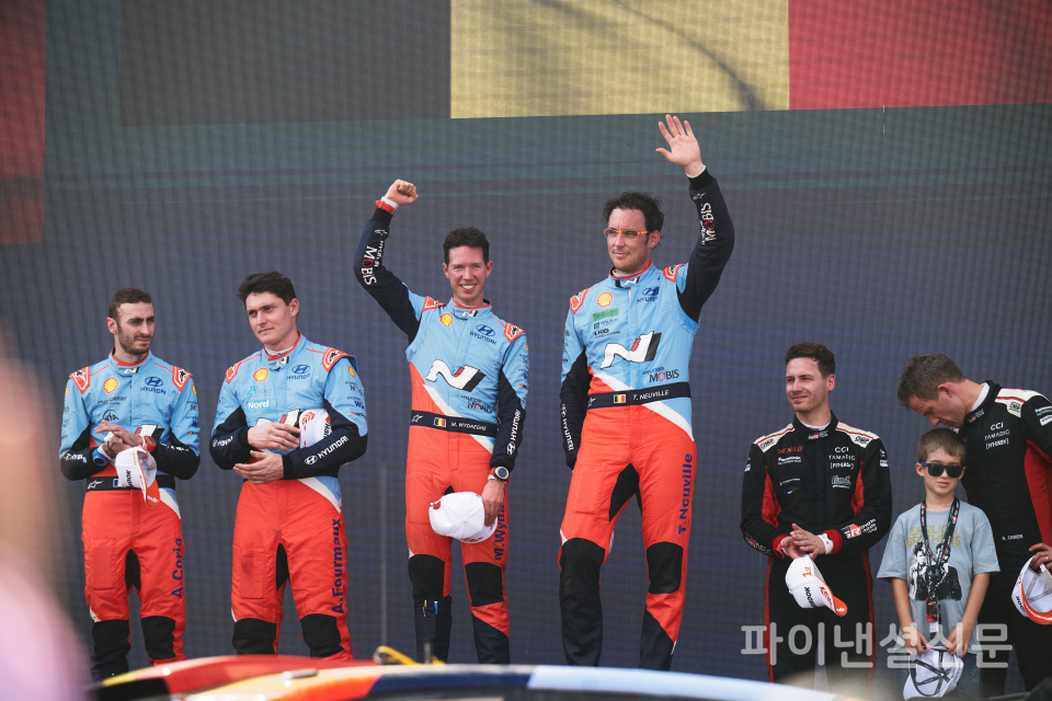 2025 WRC 사우디 아라비아 랠리에서 포디움에 오른 선수들의 모습. (사진 왼쪽부터) 2위에 오른 현대차 월드랠리팀 소속 코드라이버 알렉산드르 코리아(Alexandre Coria)와 드라이버 아드리안 포모어(Adrien Fourmaux), 우승을 차지한 현대차 월드랠리팀 소속 코드라이버 마틴 비데거(Martijn Wydaeghe)와 드라이버 티에리 누빌(Thierry Neuville), 3위를 차지한 도요타팀 소속 코드라이버 빈센트 랑데(Vincent Landais)와 드라이버 세바스티안 오지에(Sébastien Ogier) (사진=현대차)
