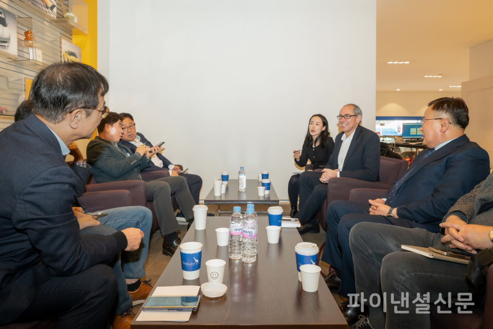 한국지엠대리점협의회 및 한국지엠 협력 서비스 네트워크 협의회 대표들과 논의하고 있는 구스타보 콜로시 GM 한국사업장 영업·서비스·마케팅 부문 부사장(우측 열 왼쪽 두번째) (사진=쉐보레)