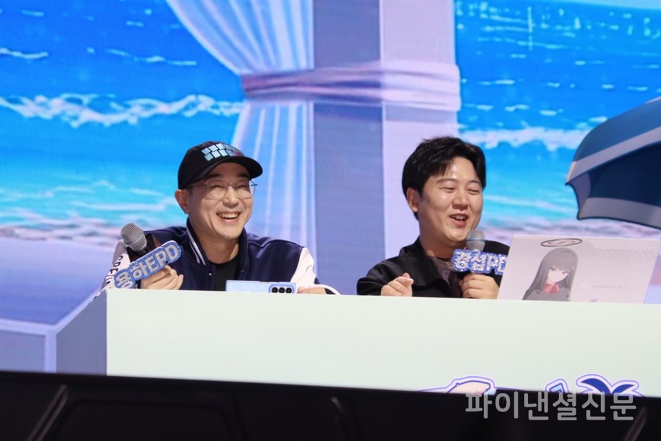 30일 블루 아카이브 4주년 페스티벌 중 '키보토스 라이브'에서 (왼쪽부터) 김용하 블루 아카이브 총괄 PD와 안경섭 PD가 발언하고 있다. (사진=황병우 기자)
