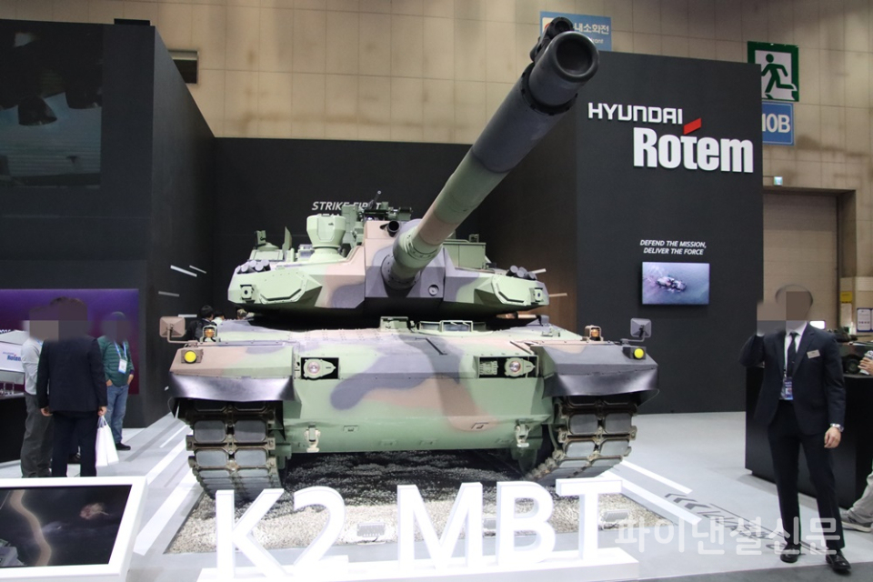지난 10월 경기도 고양시 일산 킨텍스에서 개막한 서울 ADEX 2025 비즈니스데이에서 현대로템 부스에 전시된 K2 전차 (사진=황병우 기자)