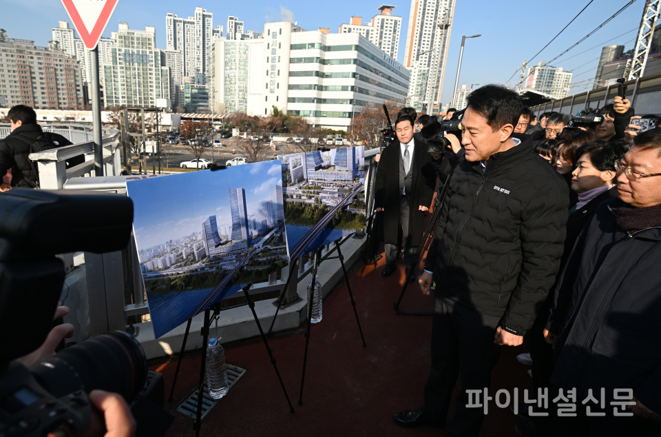 15일 오전 동서울터미널 현장을 방문한 오세훈 서울시장이 관련 브리핑을 청취하고 있다. (사진=서울시)