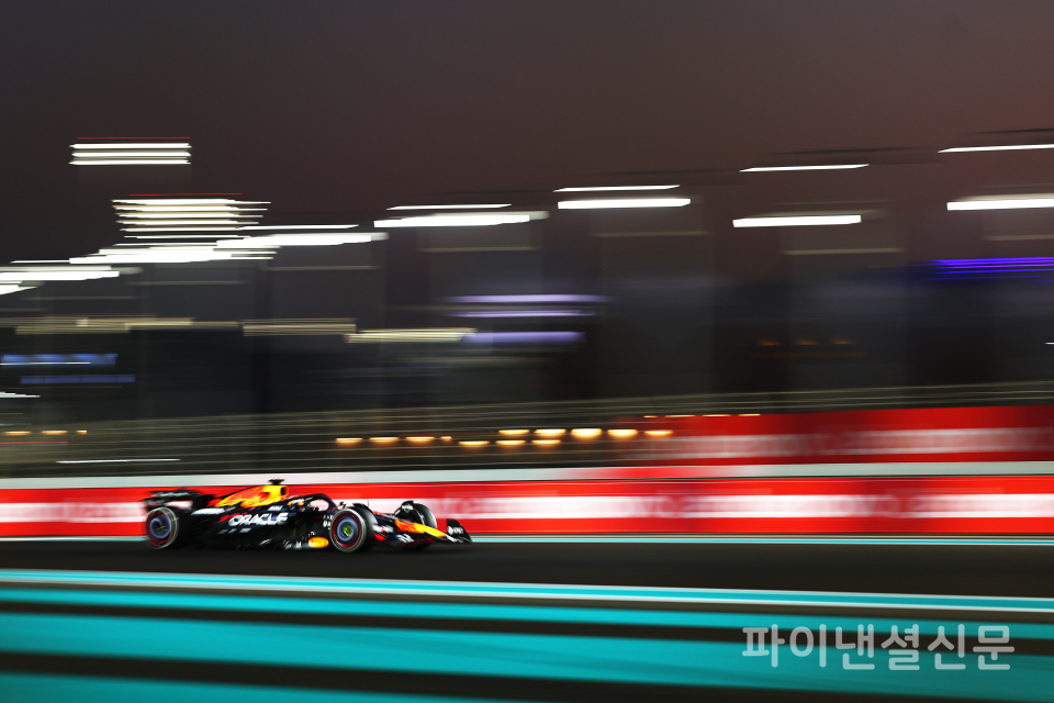 F1 2025 시즌 최종전 아부다비 그랑프리에서 질주하는 레드불 오라클 레이싱 소속 막스 베르스타펜의 경주차 (사진=레드불)