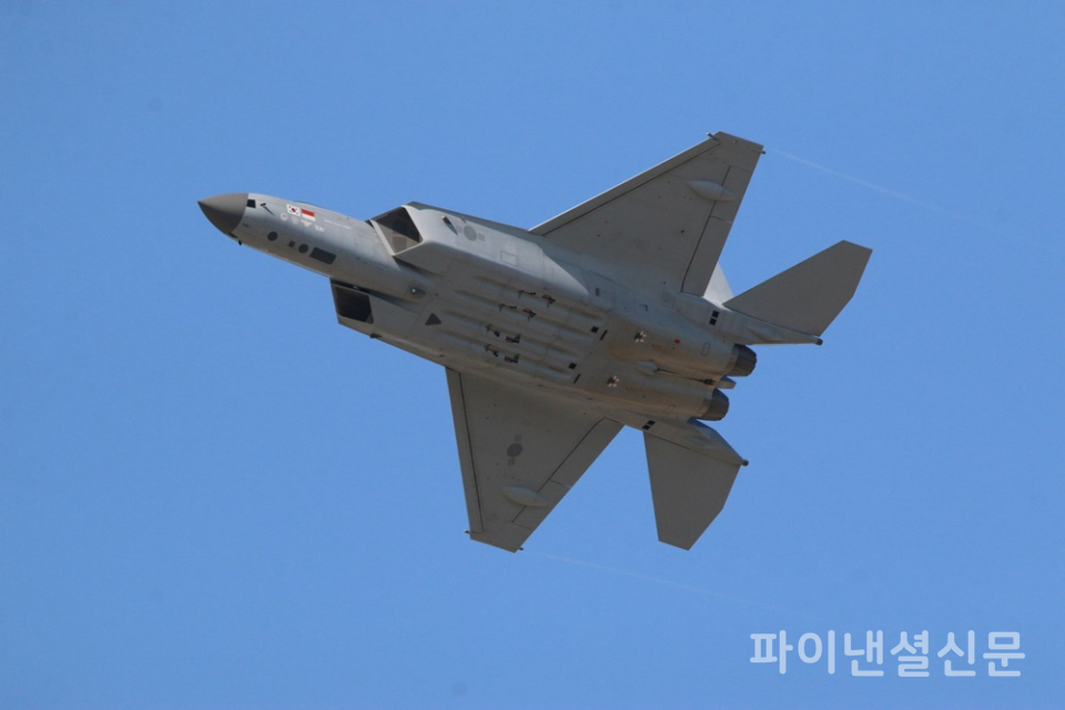 17일 오전 서울 ADEX 2025가 열린 성남 서울공항 상공에서 급상승비행을 선보이는 한국형 초음속 전투기 'KF-21 보라매' 시제 5호기. (사진=황병우 기자)
