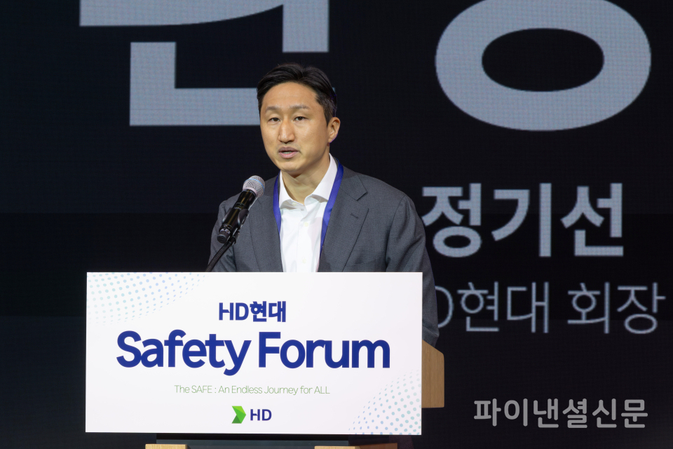 HD현대 정기선 회장이 19일, 경기도 성남시에 위치한 HD현대 글로벌R&D센터에서 열린 HD현대 Safety Forum에서 환영사를 하고 있다. (사진=HD현대)