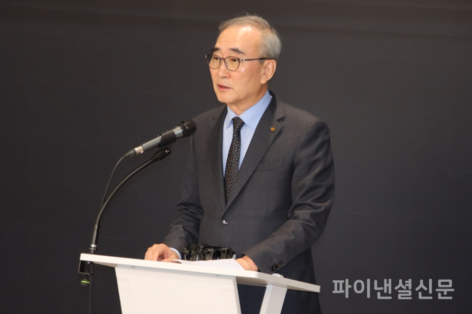 30일 오후 4시 광화문 KT사옥에서 진행된 기자 브리핑에서 KT 김영섭 대표가 침해사고에 대한 사과문을 발표하고 있다. (사진=황병우 기자)