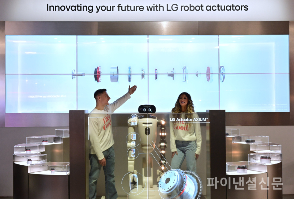 LG전자가 미국 라스베이거스에서 현지시간 6일 개막하는 CES 2026에 참가한다. LG전자는 '제로 레이버 홈'에 한층 가까워진 모습을 구현하는 홈 로봇 'LG 클로이드'와 로봇의 관절 역할을 하는 액추에이터 브랜드 'LG 액추에이터 악시움'을 처음 공개한다. 사진은 클로이드와 액추에이터 악시움을 투명 OLED 디스플레이로 소개하는 모습. (사진=LG전자)