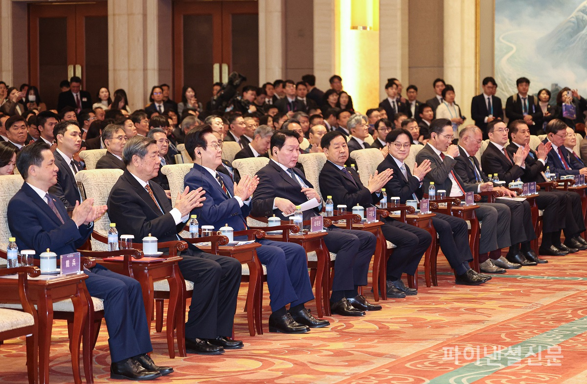 중국을 국빈방문 중인 이재명 대통령이 5일 베이징 조어대에서 열린 한·중 비즈니스 포럼에서 참석자들과 자리에서 박수치고 있다. /사진=연합뉴스