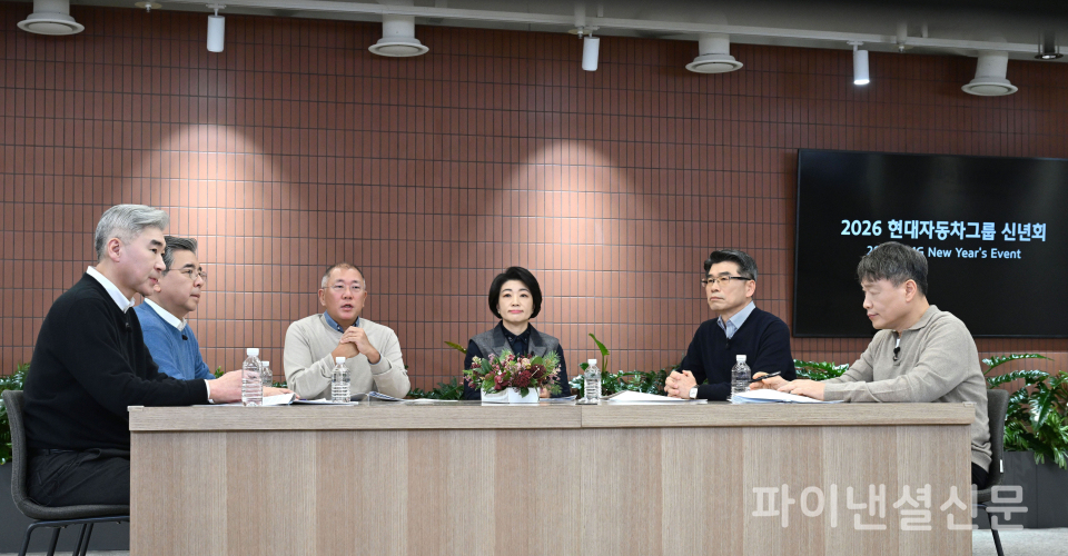 현대차그룹 2025년 신년회에서 그룹 임직원들에게 새해 메시지를 전하고 있는 정의선 회장. 사진 좌로부터 현대차그룹 성 김 사장, 현대차그룹 장재훈 부회장, 현대차그룹 정의선 회장, 현대차그룹 김혜인 부사장, 기아 송호성 사장, 현대모비스 이규석 사장 (사진=현대차그룹)