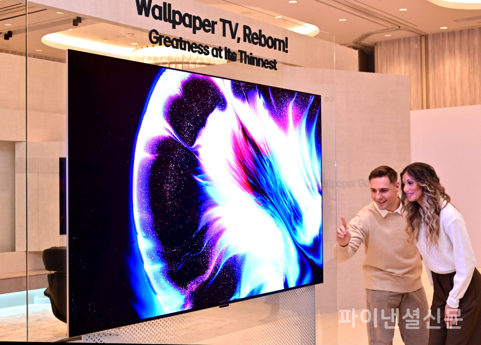 LG전자가 초슬림화 기술로 만들어낸 9mm대 두께의 무선 월페이퍼 TV ‘LG 올레드 에보(evo) W6’ 제품이 CES 2026에 전시된 모습. (사진=LG전자)