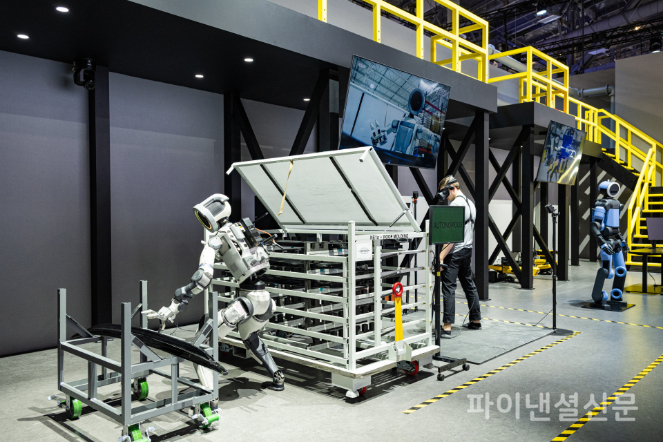 (왼쪽부터) 차세대 전동식 아틀라스 연구형 모델, 차세대 전동식 아틀라스 개발형 모델 (사진=현대차그룹)