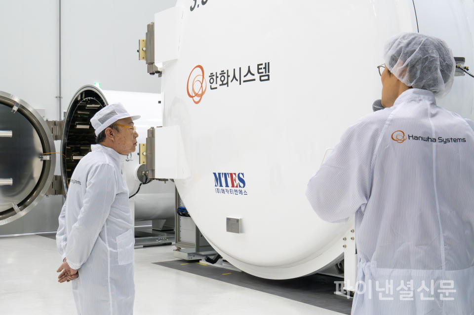 한화그룹 김승연 회장이 한화시스템 제주우주센터 내 진공상태, 극저온(-180℃), 극고온(150℃) 환경을 모사한 우주환경 시험장을 살펴보고 있다. (사진=한화그룹)