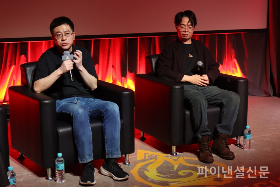 '토치라이트: 인피니트' 왕유레이 총기획자(왼쪽)와 류헝 디렉터(오른쪽)이 기자들의 질의에 답변하고 있다. (사진=황병우 기자)