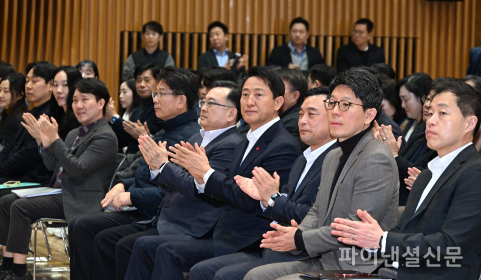 오세훈 서울시장이 12일 오전 '2026년 신년 직원조례'에서 서울시 창의행정 진행과정 영상을 시청하고 있다. (사진=서울시)