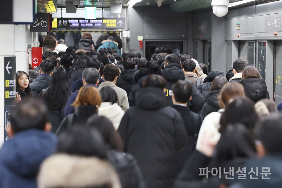 서울 시내 버스 파업이 이어지고 있는 14일 오전 서울 종로구 광화문역이 출근하는 시민들로 붐비고 있다. (사진=연합)