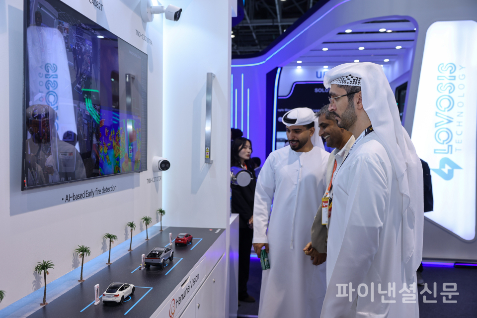 한화비전의 산업 현장 특화 안전 솔루션을 살펴보고 있는 관람객들 (사진=한화비전)