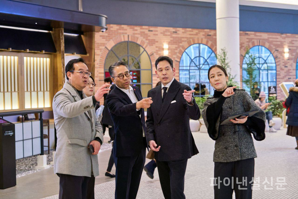 16일 정용진 신세계그룹 회장이 스타필드 빌리지 운정 4층에서 개장을 앞둔 아트 체험 놀이 공간 ‘크레욜라 익스피리언스’에 대해 관계자(왼쪽 첫 번째)로부터 설명을 듣고 있다. (사진=신세계그룹)