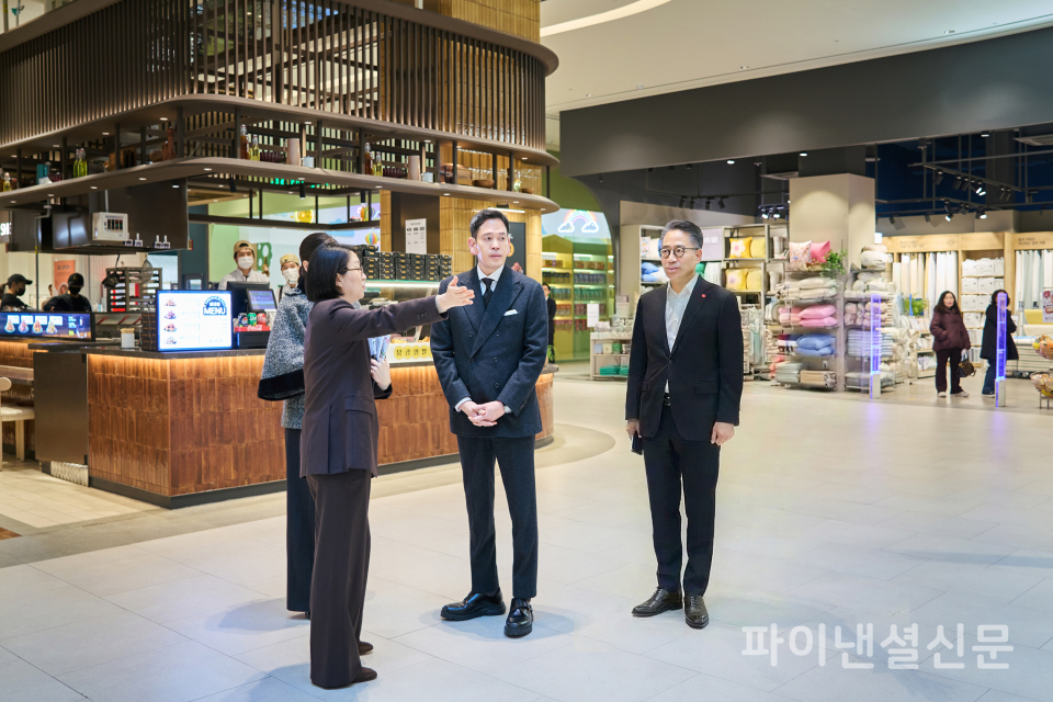 16일 정용진 신세계그룹 회장이 임영록 사장(경영전략실장 겸 신세계프라퍼티 대표, 오른쪽)과 스타필드 빌리지 운정 1층 바이츠 플레이스에 입점한 맛집들을 보는 모습. (사진=신세계그룹)
