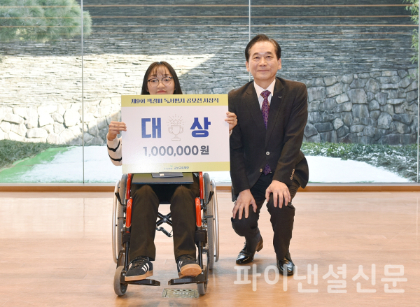 최화정 교보교육재단 이사장(오른쪽)이 지난 19일 서울 종로구 교보생명빌딩에서 열린 '제9회 책갈피 독서편지 공모전 시상식'에서 대상 수상자인 박예주(인천대 2학년) 학생과 기념 촬영을 하고 있다. (사진=교보생명)