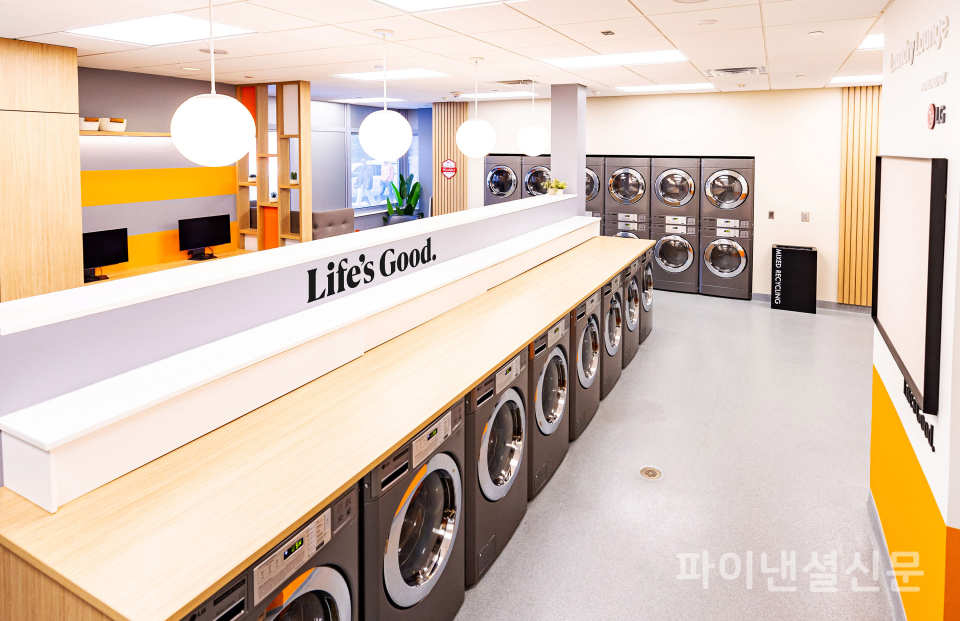 LG전자가 미국 테네시 주립대학교 기숙사에 상업용 세탁 체험 공간 ‘LG 런드리 라운지’를 오픈했다. LG전자는 약 4만 명의 재학생과 연간 6만여 명의 방문객이 오가는 캠퍼스에서 'LG 런드리 라운지'를 통해 제품 경쟁력과 브랜드를 알릴 계획이다. (사진=LG전자)