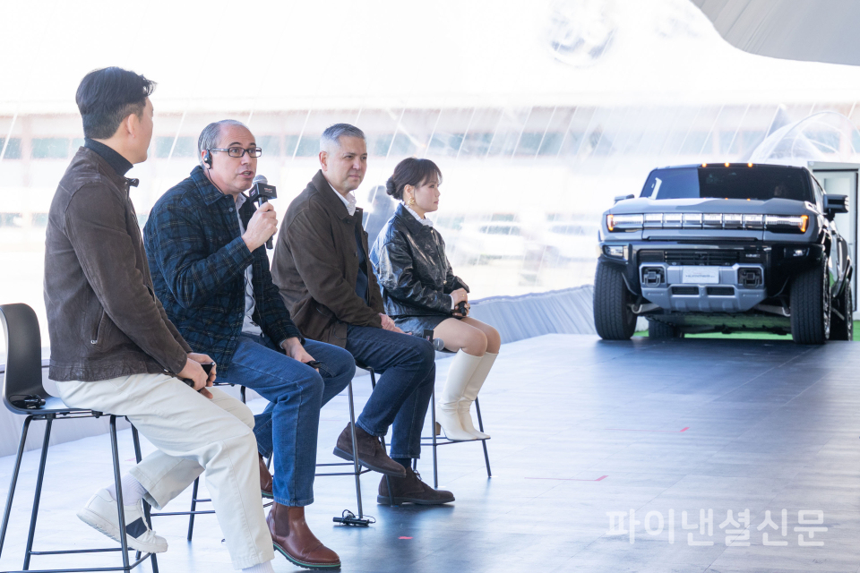 왼쪽부터 캐딜락&GMC프리미엄 채널 세일즈 및 네트워크 총괄 이명우 상무, GM 한국사업장 영업·마케팅 부사장 구스타보 콜로시, GM 한국사업장 사장 헥터 비자레알, GM 한국사업장 커뮤니케이션 총괄 겸 최고마케팅 책임자 윤명옥 전무 등이 기자들의 질의에 답변하고 있다. (사진=제너럴모터스)