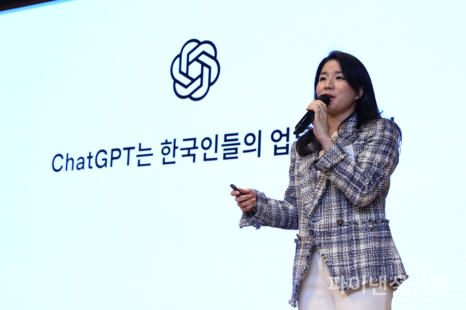 OpenAI 코리아 한지은 전략 어카운트 디렉터가  'Enterprise AI Connect 2026' 세미나에서 ChatGPT 엔터프라이즈의 업무 혁신 효과와 글로벌 활용 사례를 소개하고 있다. (사진=삼성SDS)