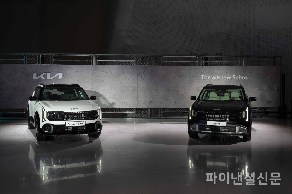 기아가 소형 SUV 2세대 풀체인지 모델 '디 올 뉴 셀토스(The all-new Seltos)'의 사양 구성과 가격을 공개하고 27일부터 계약을 시작한다고 밝혔다. 사진은 디 올 뉴 셀토스 신차발표회에 전시되어 있는 차량 모습 (사진=기아)