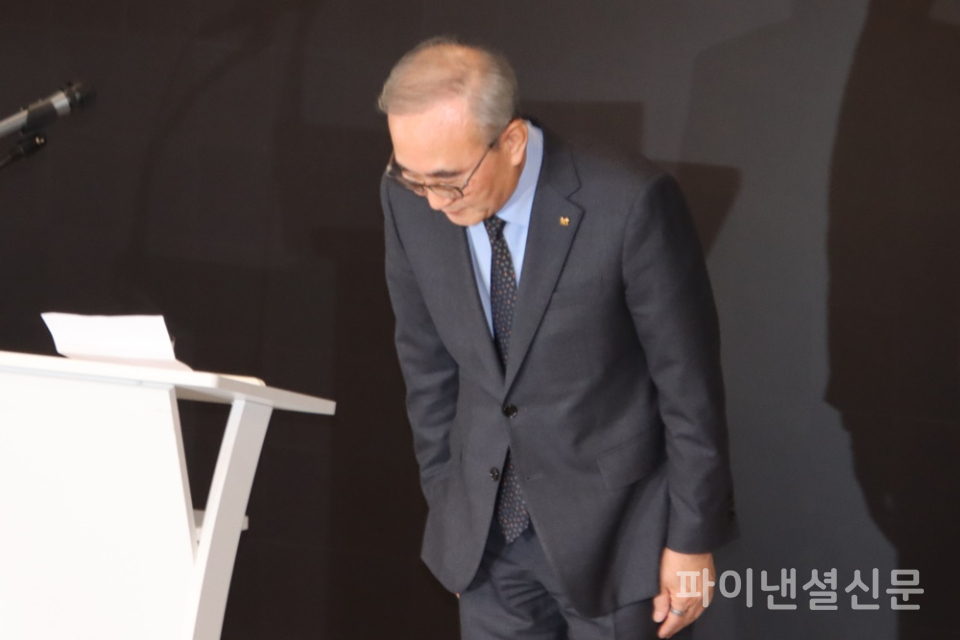 30일 오후 4시 광화문 KT사옥에서 진행된 기자 브리핑에서 KT 김영섭 대표가 침해사고에 대해 고개를 숙이며 사과하고 있다. (사진=황병우 기자)