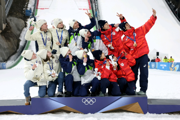 11일(한국시간) 이탈리아 프레다초 PSJ-노멀힐에서 열린 2026 밀라노·코르티나담페초 동계올림픽 스키점프 혼성 단체전에서 금메달 슬로베니아 대표팀, 은메달 노르웨이 대표팀, 동메달 일본 대표팀 선수들이 빅토리 셀피를 찍고 있다. /사진=삼성전자