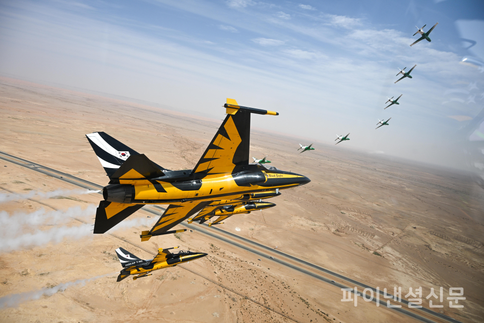 지난 2월 10일 진행된 '블랙이글스-사우디 호크스(Saudi Hawks) 우정비행 행사'에서 한국 블랙이글스 T-50B 7대와 사우디 호크스 Hawk 항공기 7대가 리야드 컨벤션 센터 상공에서 나란히 비행하고 있는 모습 (사진=공군)